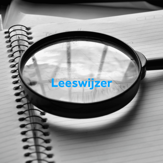 Vergrootglas op opengeslagen notitieboekje in zwart wit, voor omslag leeswijzer portfolio-item. Gebruikt bij de leeswijzers van Embedded Fitness, SIMDO, Buro 3, Additive Industries en Connfy.