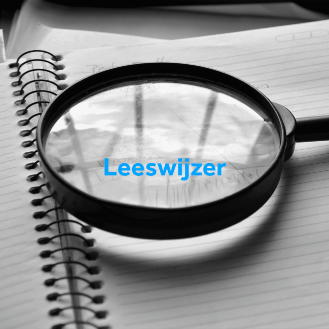 Vergrootglas op opengeslagen notitieboekje in zwart wit, voor omslag leeswijzer portfolio-item. Gebruikt bij de leeswijzers van Embedded Fitness, SIMDO, Buro 3, Additive Industries en Connfy.