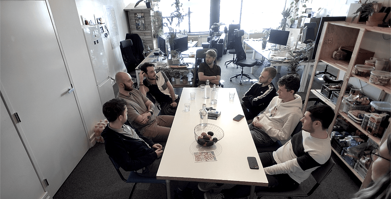 Mijn collega's van SIMDO zitten aan tafel en voeren samen de focusgroep & card sorting uit. Ik sta rechtsonder in de hoek. Hierna heb ik feedback gevraagd aan Erik.