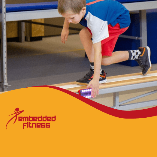 Voorblad van het Project Plan en het Adviesdocument voor Embedded Fitness met een foto van een jongetje erop die een spel met Smartclips doet.