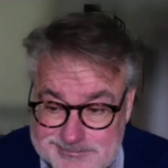 Foto van een van de expert interviews. Jaco is volledig in beeld en Koen en Britt zijn te zien in de picture in picture.